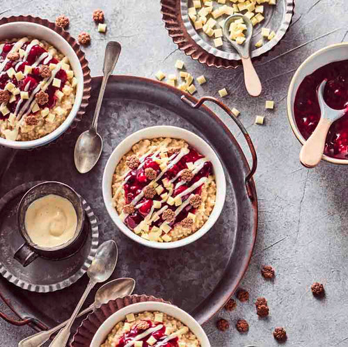 Porridge mit roter Grütze und Vanillesauce