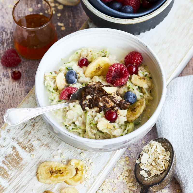 Zoats mit Banane und frischen Beeren