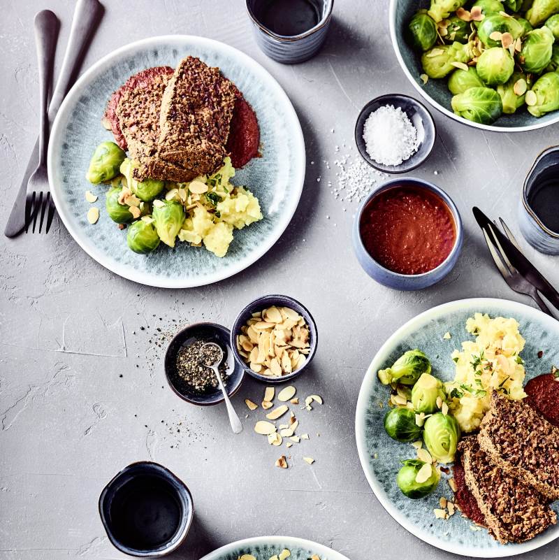 Veganer Nussbraten mit Bratensauce und Gemüse