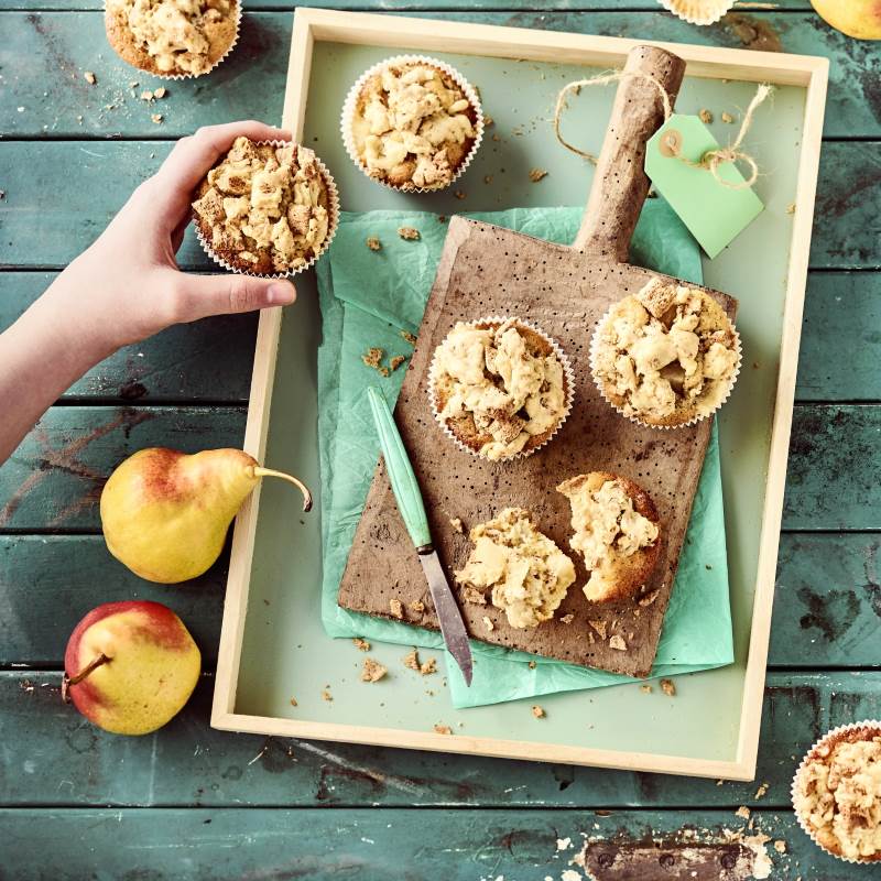 Birnenmuffins mit knusprigen Haferstreuseln