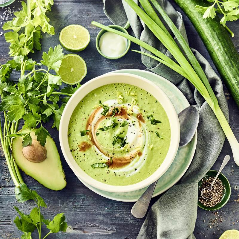 Frische Sommersuppe mit Gurke und Avocado