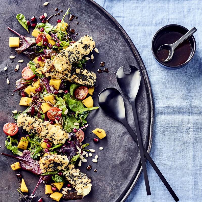 Panierte Feta-Stifte mit Mango-Salat